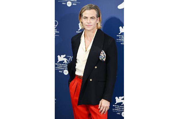 Chris Pine lässt sich nicht auf einen Look festlegen — diese Vielseitigkeit macht ihn zu einem echten Hingucker auf dem roten Teppich.