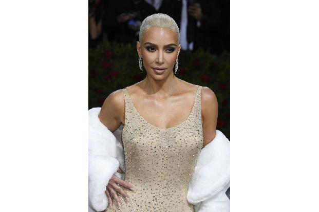 Sie wird nie nicht stylish sein: Kim Kardashian trägt Balenciaga ebenso elegant wie Dolce & Gabbana, hat sogar ihre eigene Kollektion. Als sie im Mai zur Met Gala in Marilyn Monroes Kleid erschien, ge ...