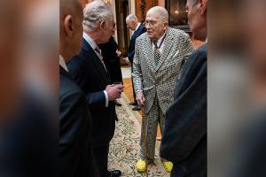 König Charles III. bewundert David Hockneys knallgelbe Crocs
