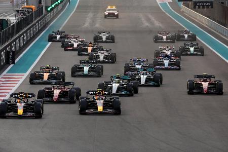 Das große Formel-1-Saisonzeugnis - Max Verstappen hat seinen Weltmeistertitel souverän verteidigt und sich hochüberlegen im Formel-1-Jahr 2022 durchgesetzt. Aus deutscher Sicht verlief die Saison mehr schlecht als recht, entsprechend dürftig fällt auch das Saisonzeugnis für Mick Schumacher und Sebastian Vettel aus. Hier gibt's das große Fahrerzeugnis in umgekehrter WM-Reihenfolge: Das große Formel-1-Saisonzeugnis - Max Verstappen hat seinen Weltmeistertitel souverän verteidigt und sich hochüberlegen im Formel-1-Jahr 2022 durchgesetzt. Aus deutscher Sicht verlief die Saison mehr schlecht als recht, entsprechend dürftig fällt auch das Saisonzeugnis für Mick Schumacher und Sebastian Vettel aus. Hier gibt's das große Fahrerzeugnis in umgekehrter WM-Reihenfolge: