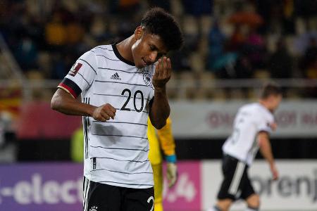 Angriff: Karim Adeyemi (Borussia Dortmund) - Startelf-Chance: 0% - Rutschte ziemlich überraschend ins Aufgebot, schließlich war seine erste Halbserie beim BVB eine ziemliche Enttäuschung. Flick sieht in Adeyemi einen möglichen 'Waffenspieler' gegen tiefstehende Abwehrreihen. Mehr als Jokereinsätze sind jedoch nicht drin.