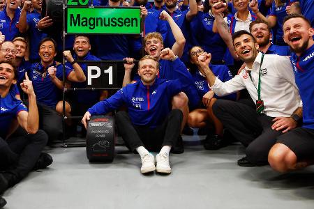 Kevin Magnussen (Haas) - Note: 3,0 - Konnte mit sicherem Vertrag in der Tasche deutlich befreiter auffahren als sein direkter Haas-Konkurrent Mick Schumacher. Legte als Rückkehrer einen überragenden Saisonstart mit P5, P9, P14 und P9 hin, tauchte in der zweiten Saisonhälfte aber merklich ab. Die Entwicklung des Haas stagnierte nach der Sommerpause, K-Mag blieben so letztlich die Hände gebunden.