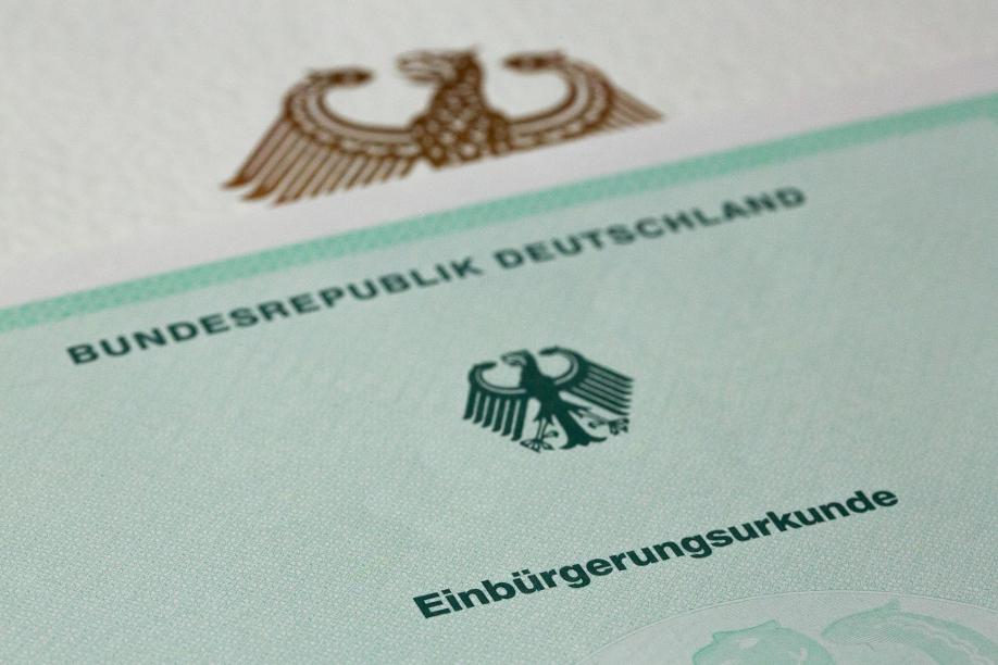 Ausländer in Deutschland sollen nach Plänen der Bundesregierung leichter eine Staatsangehörigkeit erhalten können.