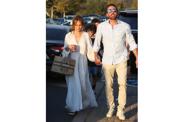 Zwanzig Jahre waren ins Land gegangen, bis es zum Happy End kam: 2003 hatten sich Jennifer Lopez und Ben Affleck kurz vor der geplanten Hochzeit getrennt. Zwanzig Jahre waren ins Land gegangen, bis es zum Happy End kam: 2003 hatten sich Jennifer Lopez und Ben Affleck kurz vor der geplanten Hochzeit getrennt.