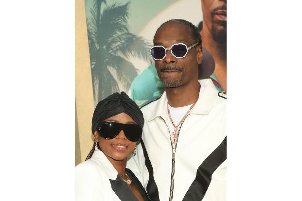 Snoop Dogg ist seit 25 Jahren mit Shante Broadus, seinem Highschool-Sweetheart, verheiratet. 2004 hatte der Rapper allerdings die Scheidung eingereicht. Kurz darauf zog er den Antrag zurück, als die g ...