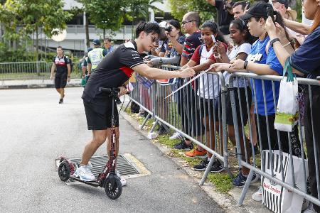 Guanyu Zhou (Alfa Romeo) - Note: 4,5 - Der Chinese blickt auf eine lehrreiche Rookie-Saison zurück. Der erfahrene Teamkollege Valtteri Bottas holte mehr als achtmal so viele WM-Zähler wie Zhou (49:6). In keinem anderen Team war die Diskrepanz so riesengroß. Immerhin: In der zweiten Saisonhälfte wurden die Leistungen konstanter, was für Jahr zwei hoffen lässt. Unvergessen sein Überkopf-Horrorcrash in Silverstone, den Zhou glücklicherweise unbeschadet überstand.