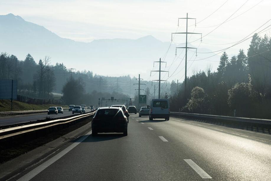 Schweiz Autobahn Stromkabel
