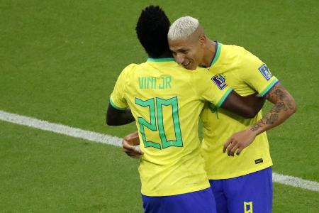 Platz 1: Brasilien - Sechster Stern für die Selecao? Das Team ist gespickt mit Topstars und gewann zum Auftakt souverän durch einen Doppelpack von Richarlison. Neben dem Tottenham-Profi sollten Neymar, Vinícius Júnior und Co. für Unruhe in den gegnerischen Strafräumen sorgen. Der ausgeglichene Kader mit den erfahrenen Defensiv-Spezialisten Thiago Silva, Marquinhos und Casemiro scheint stark genug für den WM-Triumph.