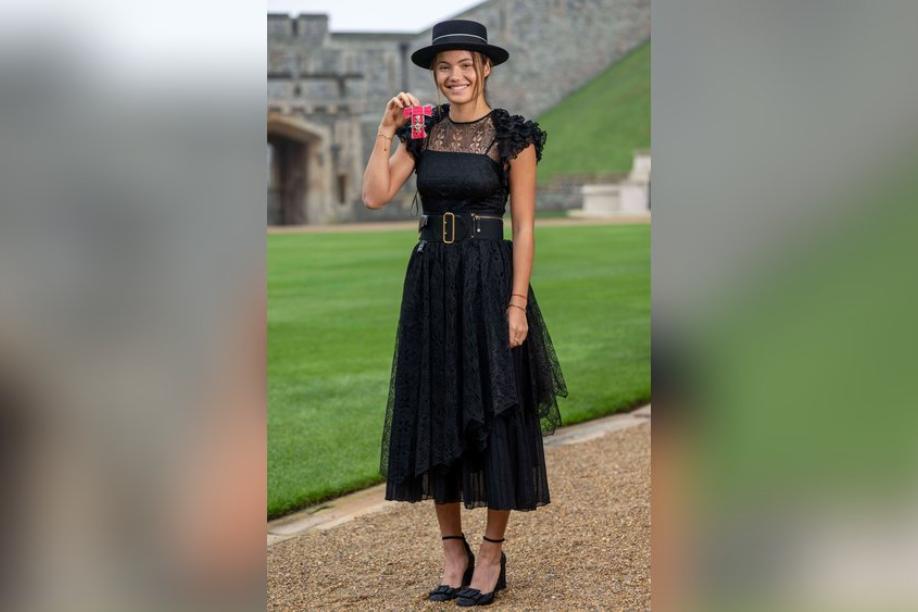 Ritterschlag: Tennis-Star Emma Raducanu erschien im teuren Dior-Outfit