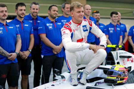 Mick Schumacher (Haas) - Note: 4,0 - Starke zwölf Mal landete der Deutsche in dieser Saison im Rennen vor Teamkollege Kevin Magnussen. Zudem ging es zweimal in die Punkte. Dem gegenüber stehen allerdings eine miserable Qualifying-Bilanz von 6:16 gegen Magnussen sowie mehrere heftige Unfälle und ärgerliche Fahrfehler. Sein Aus bei Haas bleibt diskutabel, zeichnete sich aber über Monate ab. Zur Wahrheit gehört auch: In der zweiten Saisonhälfte kam Schumacher in keinem Rennen mehr über Platz 12 hinaus.
