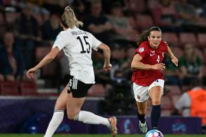 FC Bayern holt norwegische Abwehrspielerin Hansen
