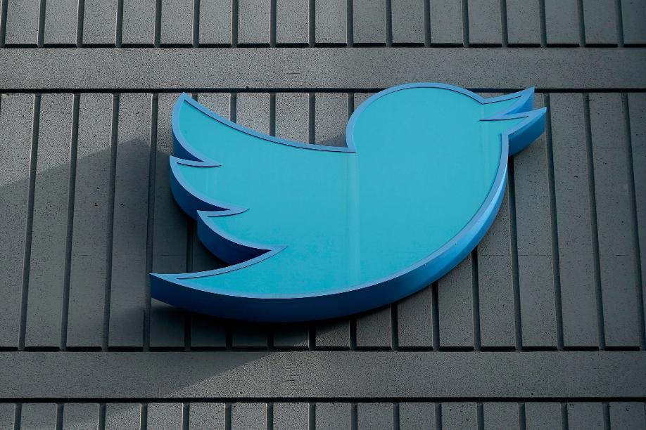 Das Logo des sozialen Netzwerks Twitter ist an einem Gebäude der Firmenzentrale in San Francisco zu sehen.