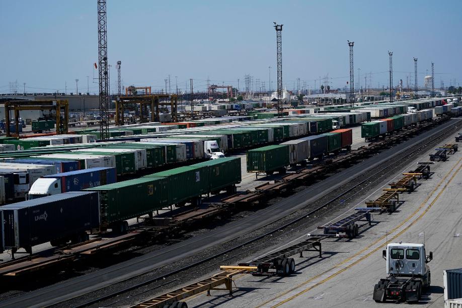 Güterzugwaggons stehen in einem Bahnhof in Kalifornien.