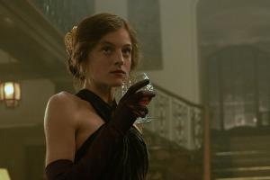 "The Crown"-Star Emma Corrin in "Lady Chatterleys Liebhaber"