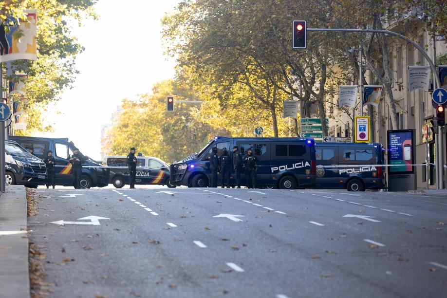 Polizisten vor der US-Botschaft in Madrid.