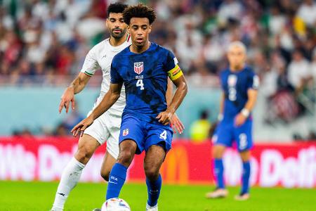 MITTELFELD: Tyler Adams (USA) - Der frühere Leipziger geht als Kapitän des US-Teams mit vorbildlichem Einsatz voran. Auch ihm verdankte die Mannschaft ihre defensive Stabilität, die der Grundstein für den Einzug in die K.o.-Runde war.