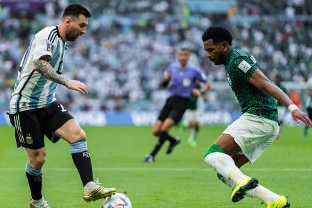 Platz 8: Argentinien - Argentinien reiste als Mitfavorit nach Katar, war seit 36 Spielen ungeschlagen. Dann kam Saudi-Arabien und eine völlig überraschende 1:2-Niederlage. Der Lauf ist Geschichte, Messi bei seiner letzten WM unter gehörigem Druck. Erwischt der Superstar einen optimalen Tag, ist weiterhin alles denkbar. Performt Messi nicht, droht das Aus in der Gruppenphase.