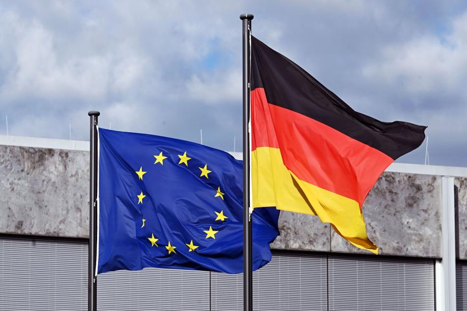Vor dem Bundesverfassungsgericht in Karlsruhe wehen die Europa- und die Deutschlandflagge.