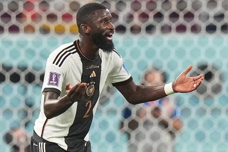 Antonio Rüdiger - Note 3,0 - Wirkte nicht immer sattelfest, besonders wenn Gavi, Asensio und Co. rund um den deutschen Strafraum wirbelten. Setzte dafür offensive Akzente, wie bei seinem Kopfballtreffer aus Abseitsposition (40.) und seinem satten Volley aus spitzem Winkel (45.).