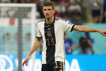 ANGRIFF: Thomas Müller (bis 70.) - Note 5,0 - Meist in vorderster Front aktiv, nahm aber nur selten wirklich am Spiel teil. Hatte im ersten Abschnitt die wenigen Ballaktionen aller Feldspieler. Hing nach dem Seitenwechsel noch heftiger in den Seilen und machte nach enttäuschenden 70 Minuten Platz für Füllkrug.