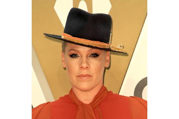 Alecia Beth Moores Künstlername Pink hat eine eher traurige Entstehungsgeschichte: Der spätere Superstar wurde im Ferienlager gemobbt. Unter anderem zogen die anderen Kids ihre Hosen herunter, sie lie ...