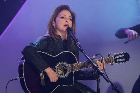 Sängerin Estefan mit Gitarre