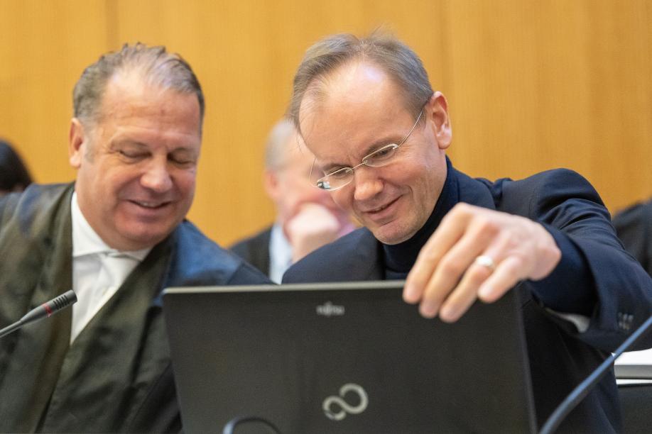 Der frühere Wirecard-Vorstandschef Markus Braun (rechts) sitzt beim Prozessauftakt neben seinem  Anwalt Alfred Dierlamm auf der Anklagebank im Gerichtssaal.