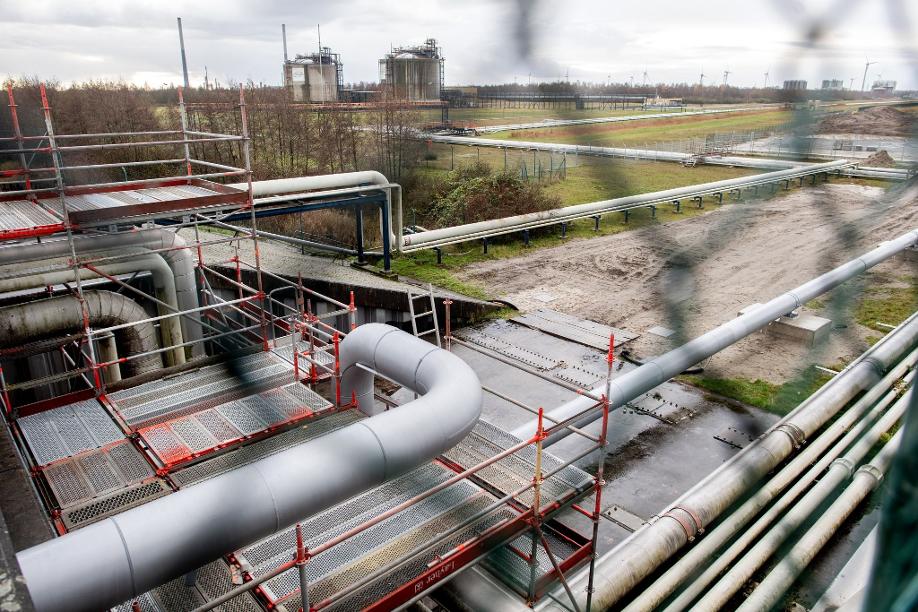 Rohre einer Pipeline führen auf einer Baustelle hinter dem Deich zur Anbindung des LNG-Terminals in Wilhelmshaven.