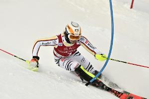 Slalom in Val d'Isere: Straßer schon weit zurück