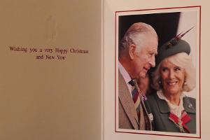 König Charles und Königsgemahlin Camilla präsentieren Weihnachtskarte