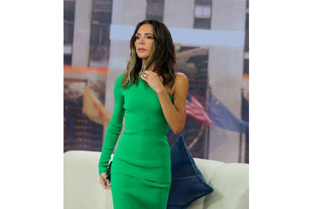 Wer sich alte Bilder von Victoria Beckham zu den Anfangszeiten der Spice Girls anschaut, sieht eine Nase, die ganz anders aussieht als das winzige Riechorgan, durch welches die Designerin heutzutage s ... Wer sich alte Bilder von Victoria Beckham zu den Anfangszeiten der Spice Girls anschaut, sieht eine Nase, die ganz anders aussieht als das winzige Riechorgan, durch welches die Designerin heutzutage s ...