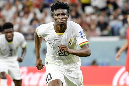 Ghanas Newcomer auf dem BVB-Radar - Zwei Tore in drei Spielen erzielte Mohammed Kudus in Katar für Ghana. Das Vorrunden-Aus konnte der 22-Jährige von Ajax Amsterdam jedoch nicht verhindern. Allerdings sollen sich nun unter anderem der BVB, Real Madrid und der FC Barcelona um seine Dienste bemühen.