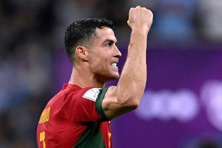 Cristiano Ronaldo wohl in die Wüste - Während der laufenden WM gab ManUnited die Vertragsauflösung von Cristiano Ronaldo bekannt. Angeblich zieht es den Portugiesen nun nach Saudi-Arabien. Er soll für ein Jahr beim Top-Klub Al-Nassr unterschreiben und dafür sage und schreibe 200 Millionen Euro kassieren.