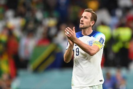 FC Bayern bemüht sich Harry Kane - Dass sich der FC Bayern um Harry Kane bemüht, darf inzwischen als verbrieft bezeichnet werden. Während der WM brodelt die Gerüchteküche um Englands Kapitän von Tottenham Hotspur munter weiter. 'Sky' vermeldete zuletzt, der deutsche Rekordmeister rechne sich eher schlechte Chancen auf einen Transfer aus - unter anderem, weil Kane zu teuer ist.
