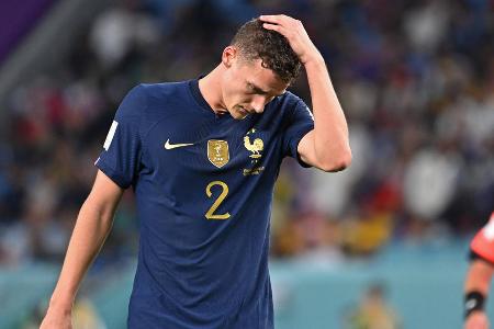 Benjamin Pavard beim FC Bayern vor dem Aus? - Vor der WM teilte Benjamin Pavard in mehreren Interview öffentlich seine Wechselabsichten mit. Beim FC Bayern soll der Franzose damit ziemlich unten durch sein. Auch bei Nationaltrainer Didier Deschamps fiel Pavard während des Turniers in Ungnade. Real Madrid und der FC Barcelona werden als mögliche Abnehmer gehandelt