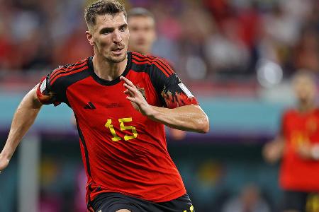 BVB könnte Thomas Meunier ziehen lassen - Trotz seiner oftmals überschaubaren Leistungen gibt es in Fußball-Europa einen Markt für Thomas Meunier. Das hat sich auch durch Belgiens Vorrunden-Aus nicht geändert. Laut 'Bild' liegen dem BVB konkrete Offerten für den Rechtsverteidiger vor. In den letzten Monaten wurde Meunier unter anderem beim FC Barcelona gehandelt.