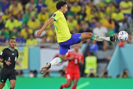 Marquinhos (Brasilien) - Die Offensive gewinnt Spiele, doch Turniere gewinnt die Defensive. So abgedroschen die Floskel klingen mag, so eindrucksvoll stellt Innenverteidiger Marquinhos die brasilianischen WM-Ansprüche unter Beweis. Der PSG-Mann ist derart wichtig für die Selecao, dass er gegen Kamerun geschont wurde und erst in der zweiten Halbzeit als Linksverteidiger aushelfen musste.