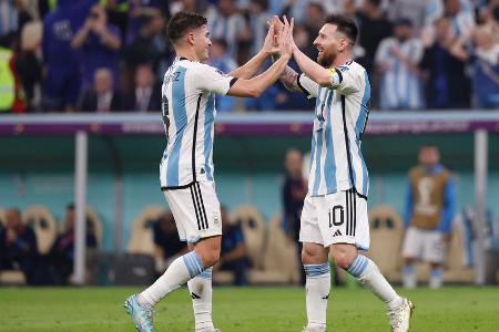 Argentinien vs. Kroatien: Noten und Einzelkritik - Am Dienstag duellierten sich Argentinien und Kroatien um den ersten Platz im Finale der WM 2022 in Katar. Dank einer Gala von Lionel Messi ließen die Südamerikaner dem Finalisten von 2018 beim 3:0 kaum eine Chance. Alle Akteure in der Einzelkritik: Argentinien vs. Kroatien: Noten und Einzelkritik - Am Dienstag duellierten sich Argentinien und Kroatien um den ersten Platz im Finale der WM 2022 in Katar. Dank einer Gala von Lionel Messi ließen die Südamerikaner dem Finalisten von 2018 beim 3:0 kaum eine Chance. Alle Akteure in der Einzelkritik: