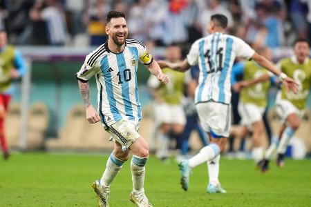 ANGRIFF: Lionel Messi - Note: 1,5 - Brachte seine Farben per Elfmeter in Führung (34.) und riss das Spiel danach komplett an sich. Zeigte unfassbare Dinge am Ball. War beim zweiten Tor erneut entscheidend beteiligt. Das dritte Tor fiel nach seiner traumhaften Einzelaktion (70.). Sein Traum vom WM-Titel lebt weiter.