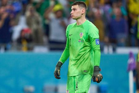 Kroatien - TOR: Dominik Livakovic - Note: 3,5 - War anders als in den letzten Spielen nicht der erhoffte Held. Hielt den ersten Schuss von Fernández noch mit leichten Schwierigkeiten (25.). Verursachte dann mit seinem Foul gegen Álvarez aber wenig später einen Elfmeter (32.). Verhinderte mit wichtigen Paraden gegen Mac Allister (43.) und Messi (58.) immerhin eine noch höhere Pleite.