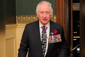 König Charles III. enthüllt Gedenktafel für die Queen