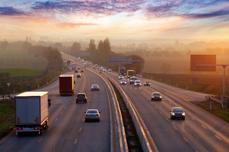 Diese Dinge sollten Sie auf der Autobahn auf keinen Fall tun. Damit die Fahrt auf der Autobahn sicher ist, gibt es bestimmte Regeln – und absolute Tabus. Diese Dinge sollten Sie auf der Autobahn auf keinen Fall tun. Damit die Fahrt auf der Autobahn sicher ist, gibt es bestimmte Regeln – und absolute Tabus.