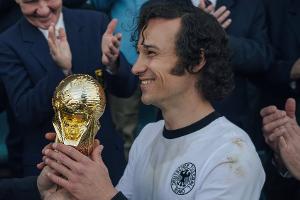 "Der Kaiser": Liebevoll ausgestattete Zeitreise über Franz Beckenbauer