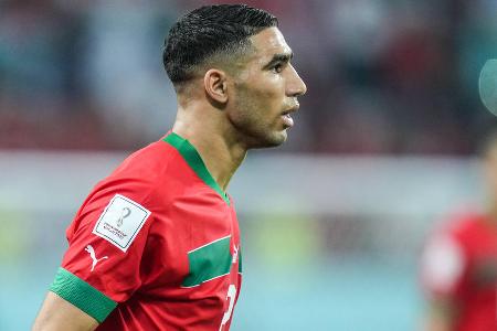 ABWEHR: Achraf Hakimi (Marokko) - Entscheidender Faktor auf dem Weg zu Marokkos WM-Märchen. Beackerte die rechte Seite unermüdlich, war einer der giftigsten Zweikämpfer des Turniers und schickte Spanien per Panenka und Pinguin-Jubel nach Hause.