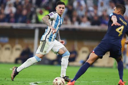MITTELFELD: Enzo Fernández (Argentinien) - Avancierte mit erst 21 Jahren zum Stammspieler im argentinischen Mittelfeld. Erzielte in der Gruppenphase gegen Mexiko einen wunderschönen wie wichtigen Treffer. Von der FIFA zum besten Nachwuchsspieler ausgezeichnet.