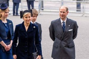 Ergreifendes Foto: Prinz Edward und Ehefrau Sophie gedenken der Queen