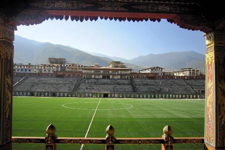 Logen mit asiatischer Holzschnitzkunst - Das Changlimithang National Stadium steht im Königreich Bhutan und bietet Platz für 15.000 Zuschauer. Errichtet wurde es 1974 zur Krönung des Herrschers Druk Gyalpo Jigme Singye Wangchuck. Gelegen auf 2.300 Meter über dem Meeresspiegel ist das Stadion mit Kunstrasen außerdem eines der höchstgelegenen der Welt.