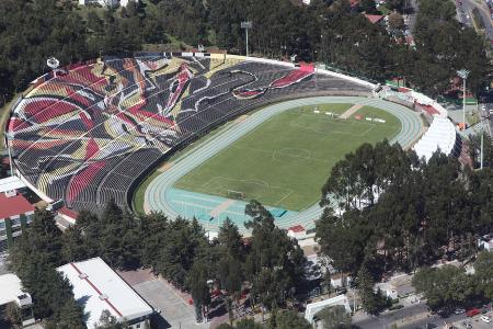 ¡Ay, caramba! - Etwas mehr als 30.000 Zuschauer finden im Estadio Alberto Chivo De Córdoba Platz. Ein Großteil davon auf der Gegen'geraden', die dieser Arena einen bemerkenswerten Look verleiht.