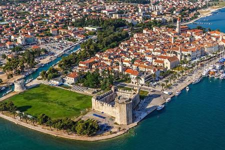 Historisches Ambiente - Zwischen der Festung Kamerlengo, dem Turm von San Marco und dem adriatischen Meer liegt das Igralište Batarija. Die Arena im kroatischen Trogir ist nicht nur für Groundhopper ein erstrebenswertes Ziel.
