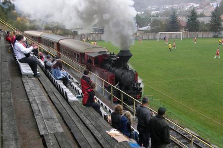 Ausstieg in Fahrtrichtung links - Der lästige Weg vom Bahnhof auf die Tribüne entfällt in diesem Stadion in Jánošovka, Slowakei.